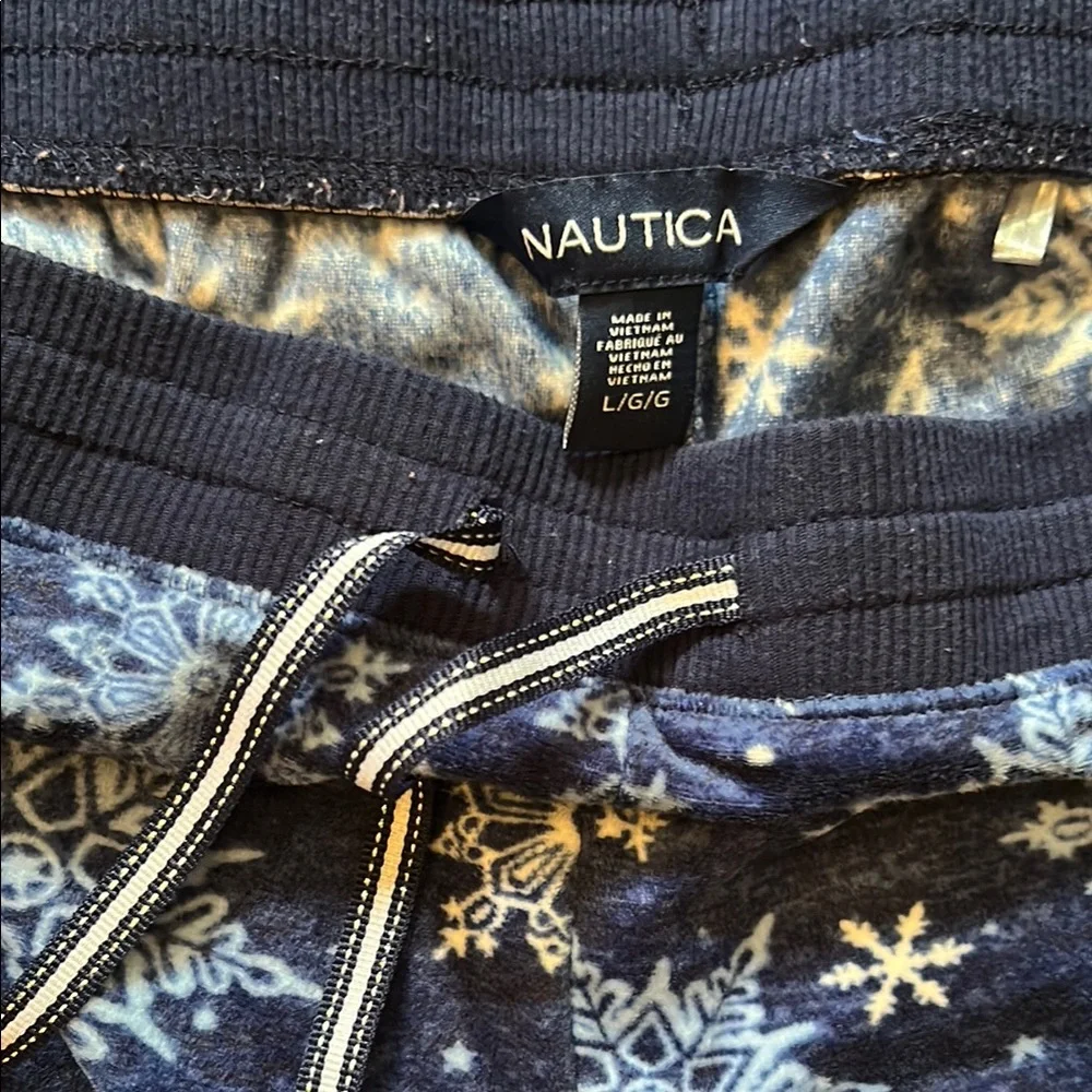 Snowflake Patterned Women’s Pajamas - Picture 4 of 4